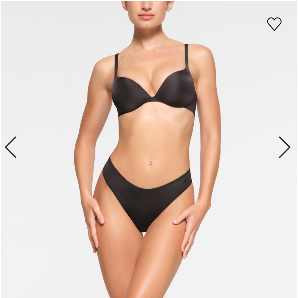 NWT! SKIMS Black Bra. Size 40DD